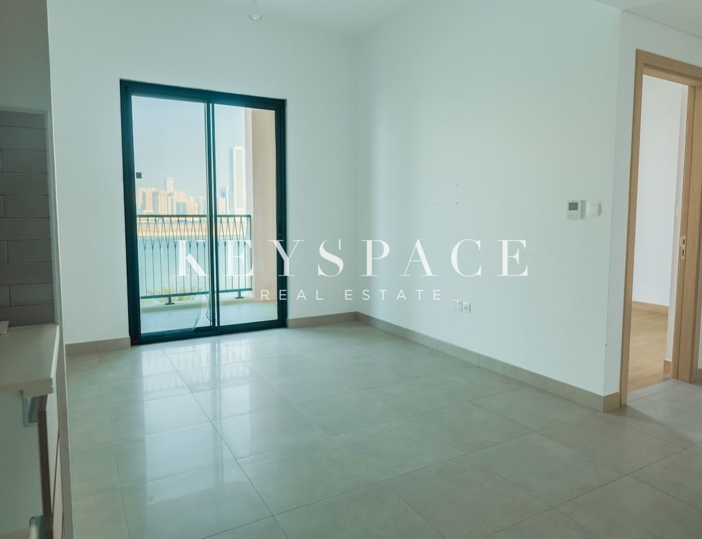 Landmark Seafront Living | Captivating Skyline & Sea Outlook | Vacant | Resale