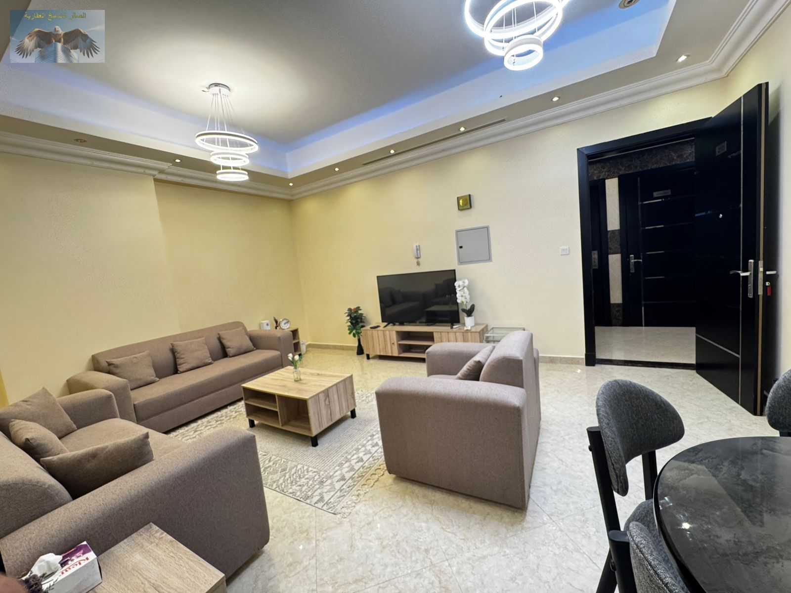 Three-bedroom fully furnished apartment, second tenant, all bills and internet included, equipped with the latest appliances, ready to move in.