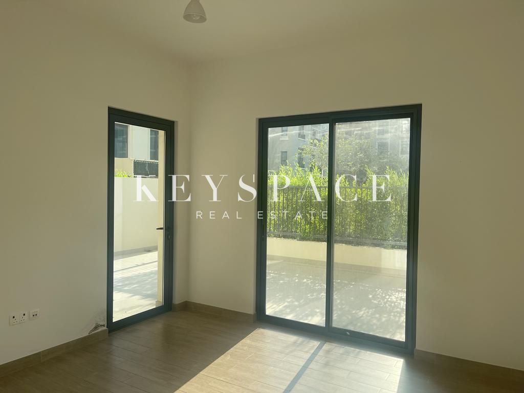 Distinguished Waterfront Address | Endless Open-Sea Vistas | Vacant | Resale
