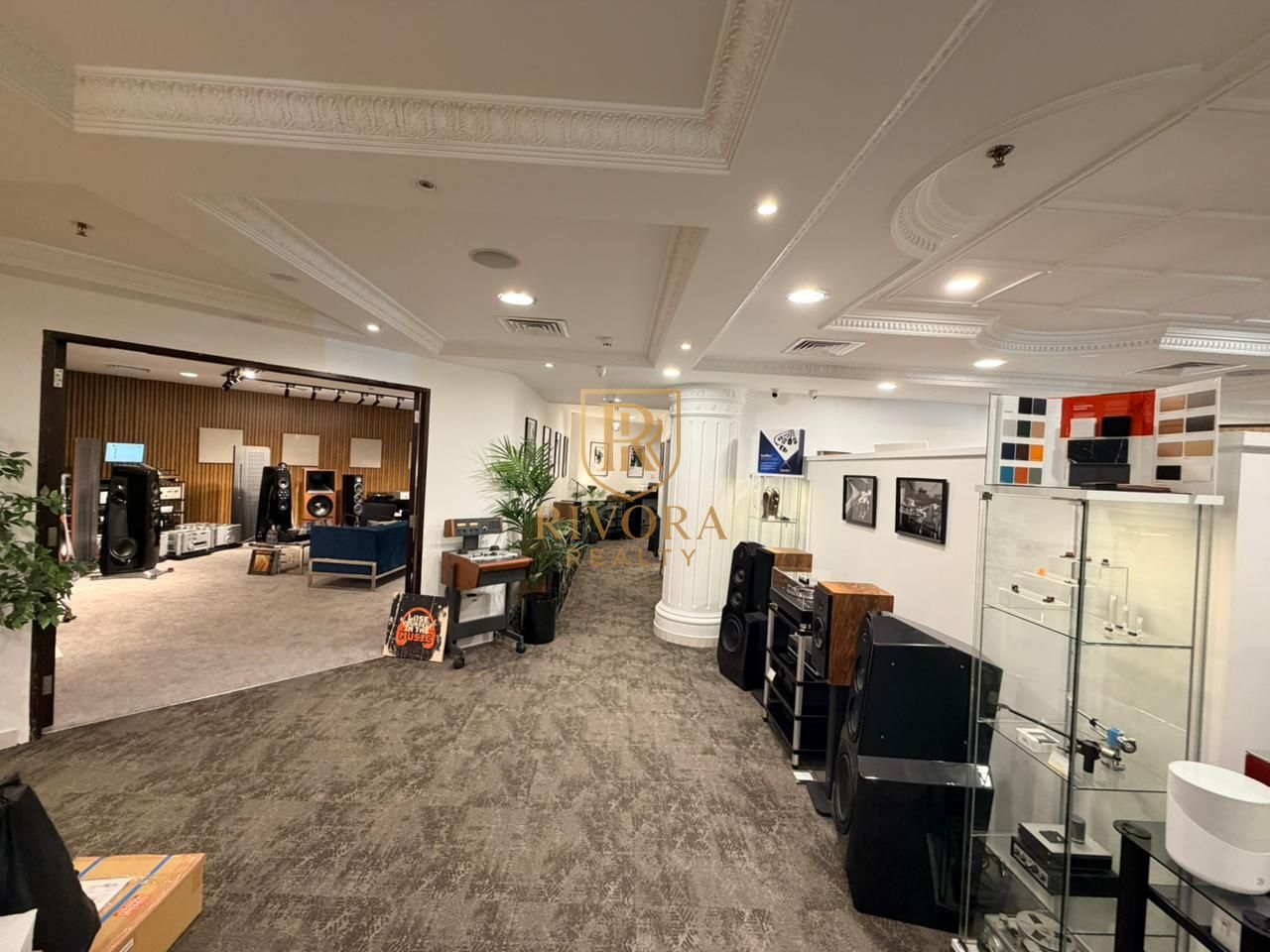 RETAIL / SHOP I FITTED I BIG SPACE