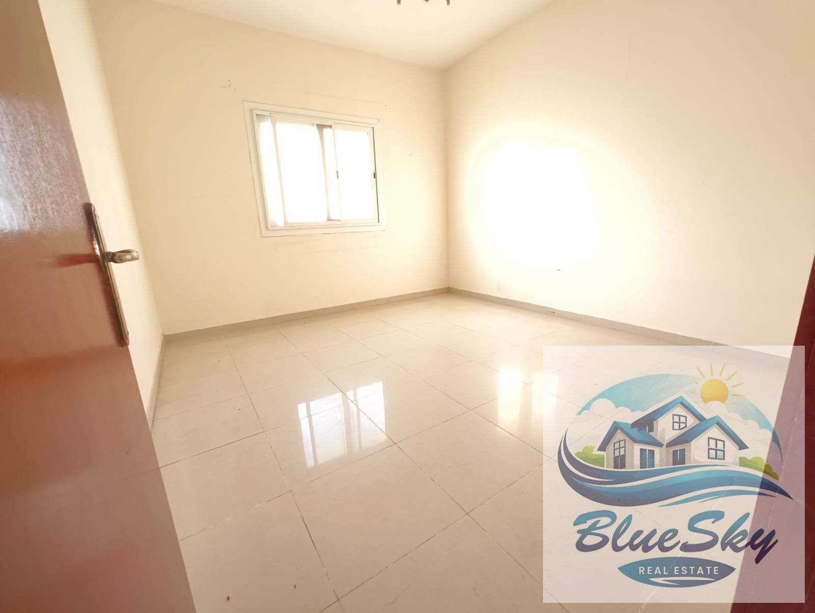 Hot deal 1 Bathroom with balcony just for 28k only for king faisal road
