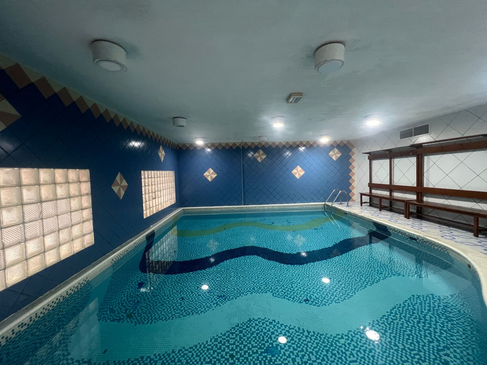 Spacious apartment with a well-planned layout and free air conditioning | One month free | Free swimming pool | Located on Lake Corniche,