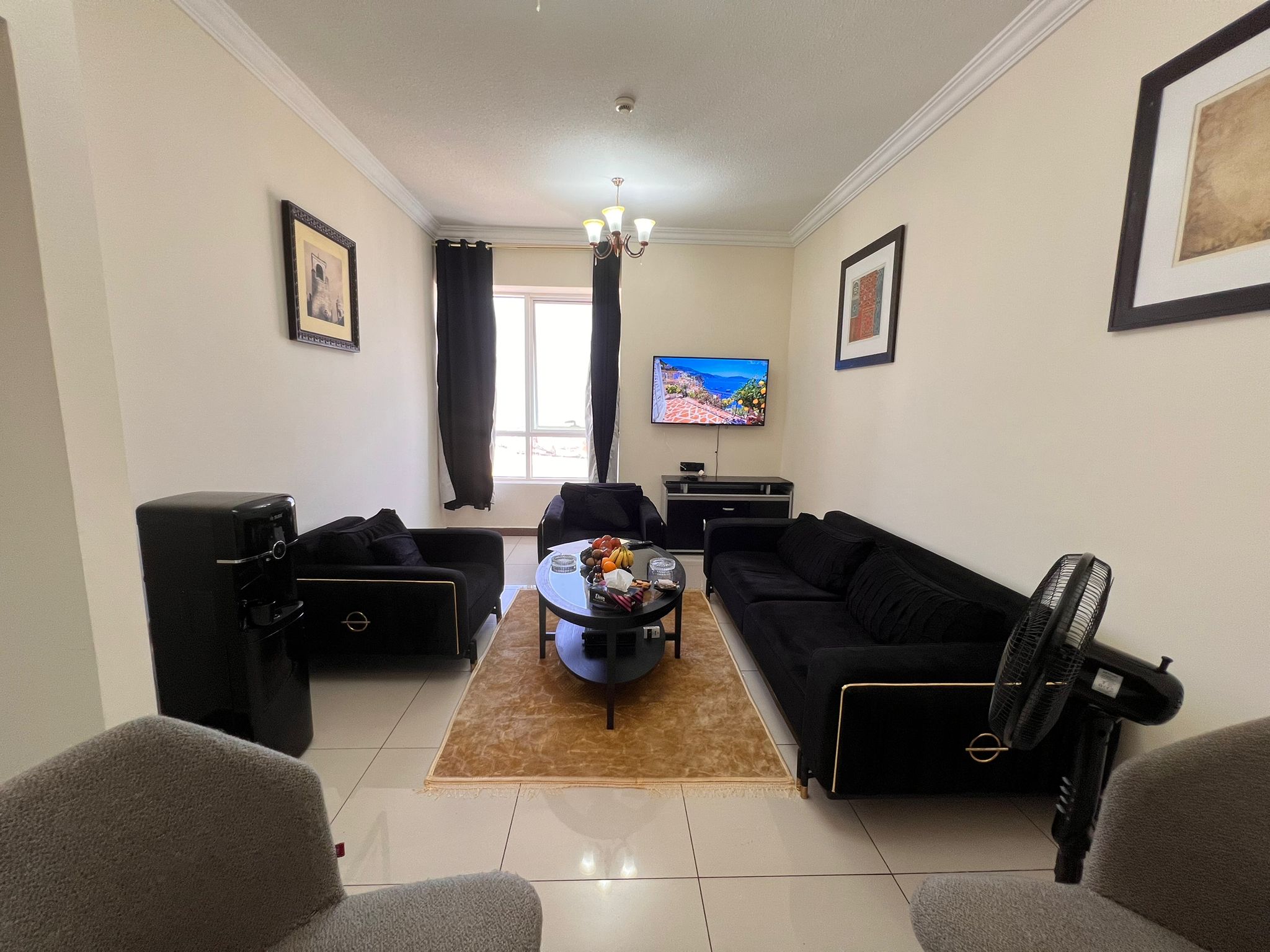 Free parking and gym, master bedroom, free internet, excellent prime location, elegantly furnished with high-end hotel-style furniture, close to Dubai