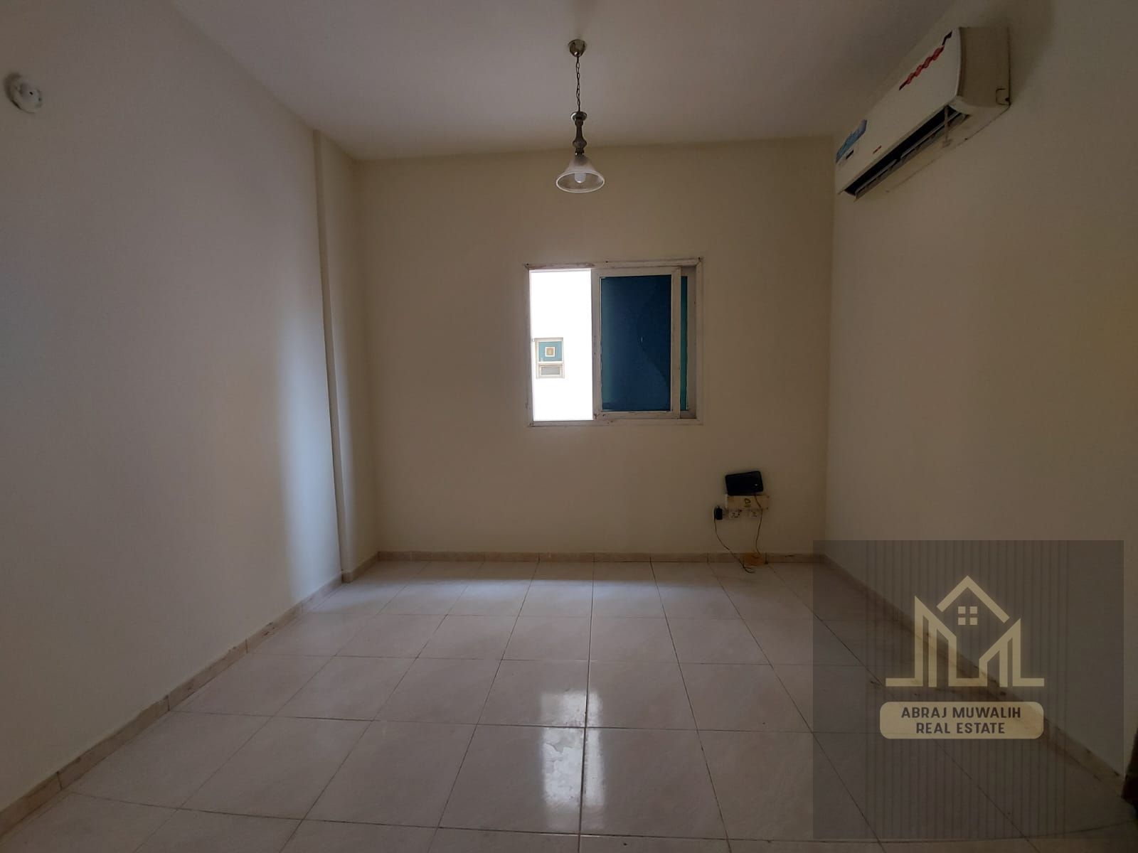 Ready to move apartment available prime location near bus station