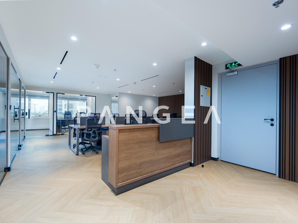 Low Floor | Renovated | Close to Metro