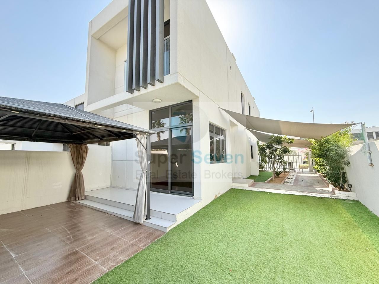 CORNER UNIT || SINGLE ROW || CLOSE TO COMMUNITY