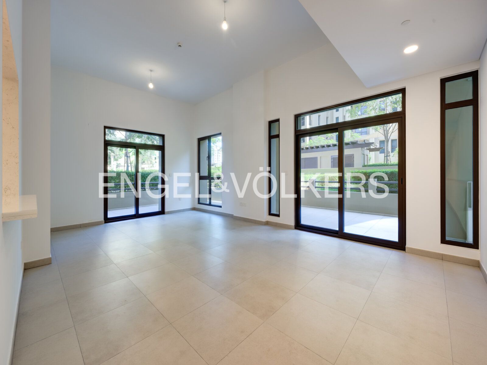 Large Terrace | Corner Unit | High Quality