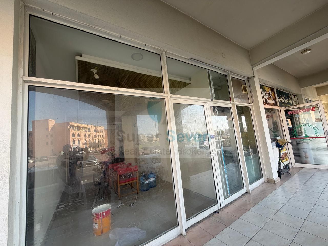 FRONT SHOP || FITTED || CLOSE TO BUS STOP