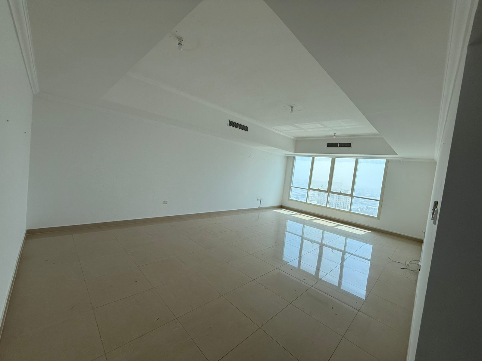 2BHK – Free Parking – Open View – Master + Maid Room – Built-in Closets – 4 Bathrooms – Spacious Kitchen with Balcony – Near Dubai Exit