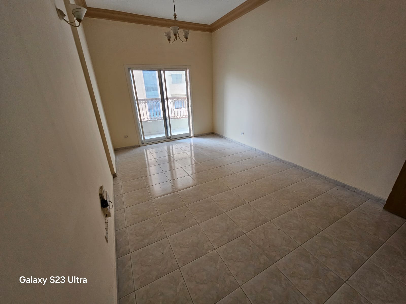 1BHK + Hall with Balcony overlooking the Garden – 1 Month Free – Spacious Kitchen – 1 Bathroom – Family Tower – Prime Location – 4 Cheques – Free Main