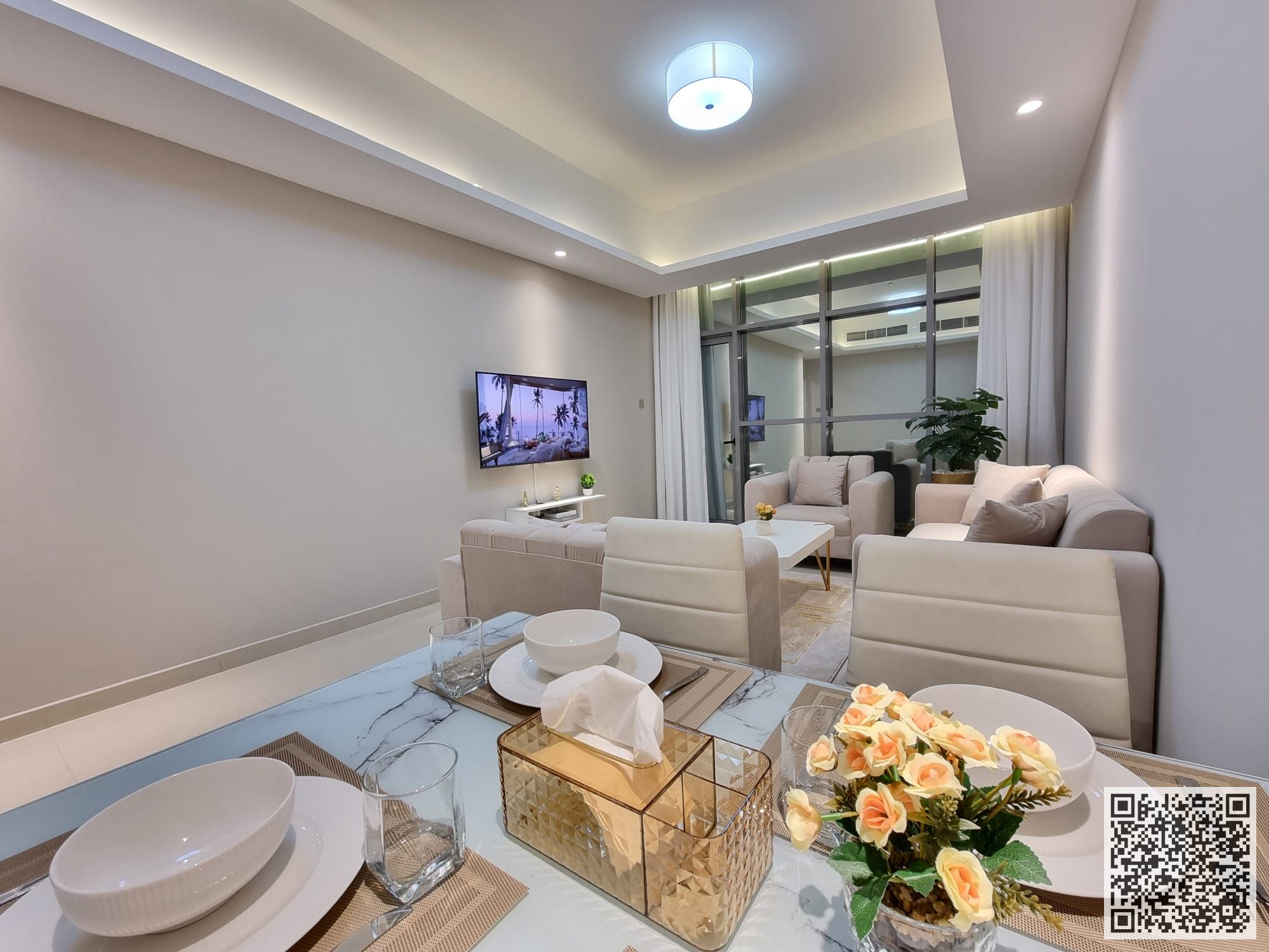 Luxurious and elegant two-bedroom apartment with a living room, fully furnished with brand new, high-end furniture, in a prime location with a gym, sw