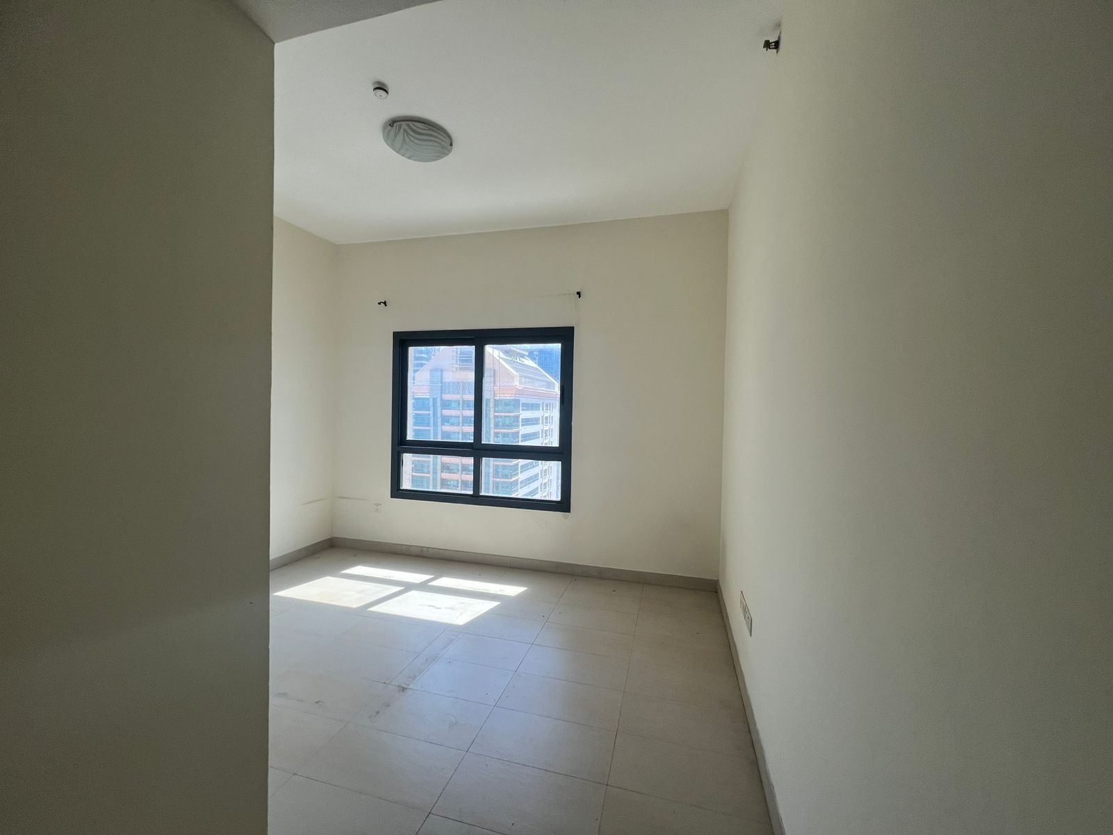 “Owner-provided air conditioning, the most luxurious one-bedroom apartment with living room, gym, swimming pool, built-in wardrobes, panoramic view, r