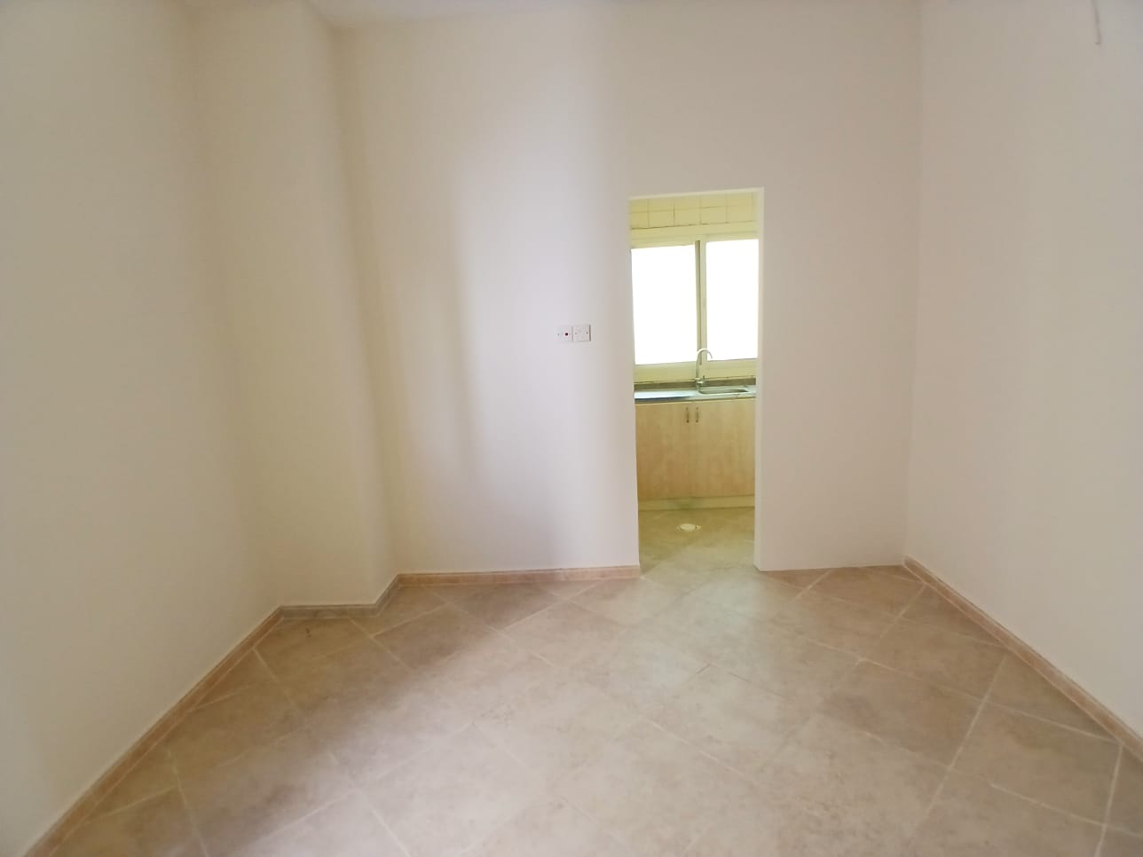 Lavish studio good building near muwailah bus stop rent in 20k