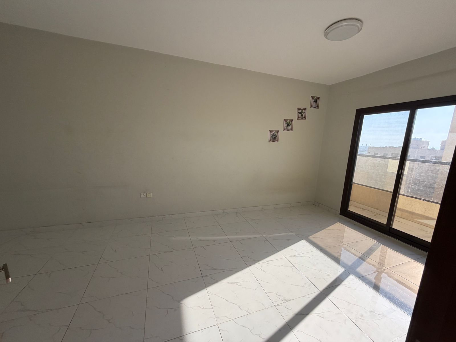Chambre parentale et séjour - Location annuelle - Logement familial - Climatisation centrale avec balcon - Entretien inclus - Parking gratuit