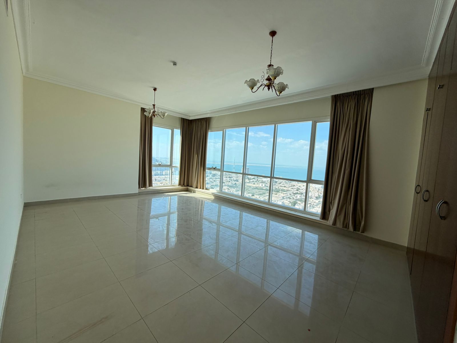 Free AC – 3 Bedrooms + Hall with View – One Month Free – Master Maid Room – Built-in Wardrobes – Family Tower – Large Spaces – 5 Bathrooms – Near Duba