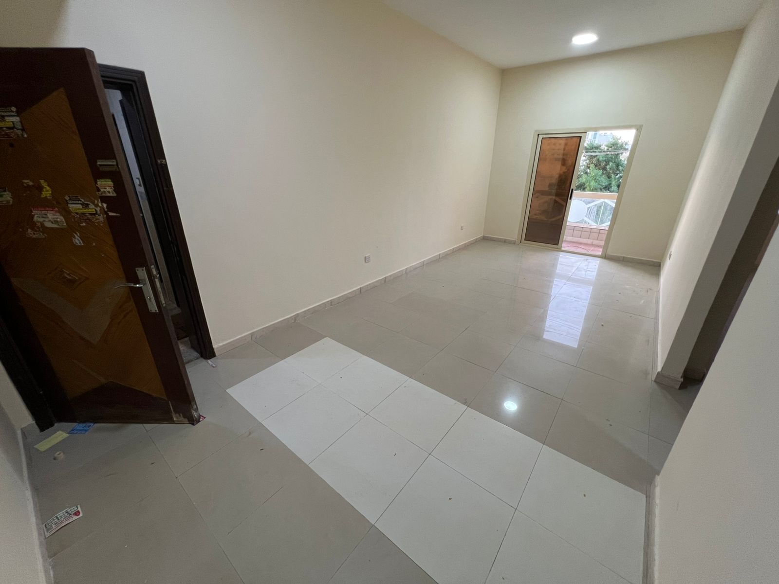 Prix les plus bas - Appartement T2 avec balcon - Location annuelle - Logement familial - Climatisation centrale - Entretien inclus