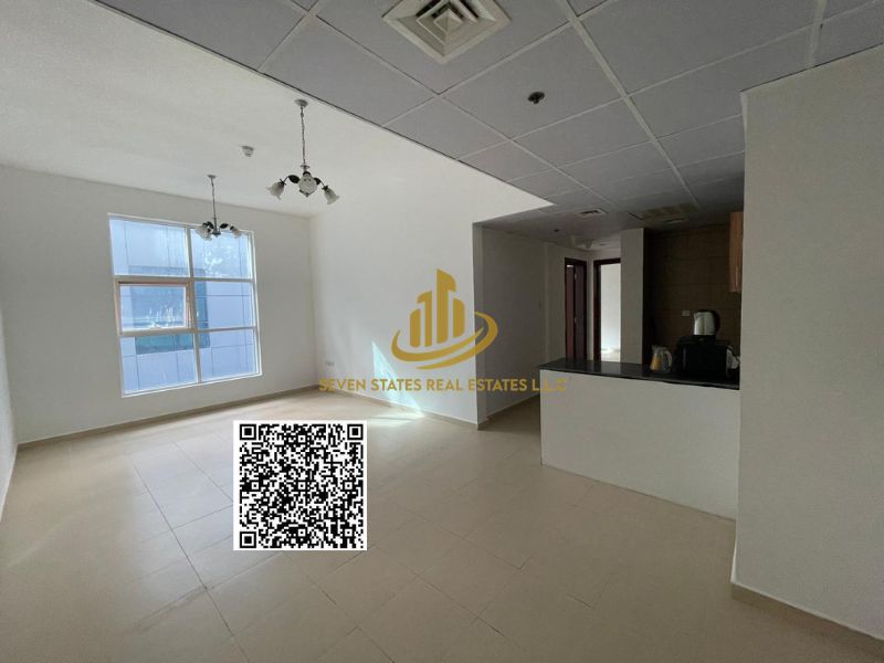 Two bedrooms and a living room for annual rent, side view, fully maintained by the owner, parking included, ready for immediate occupancy. Security de