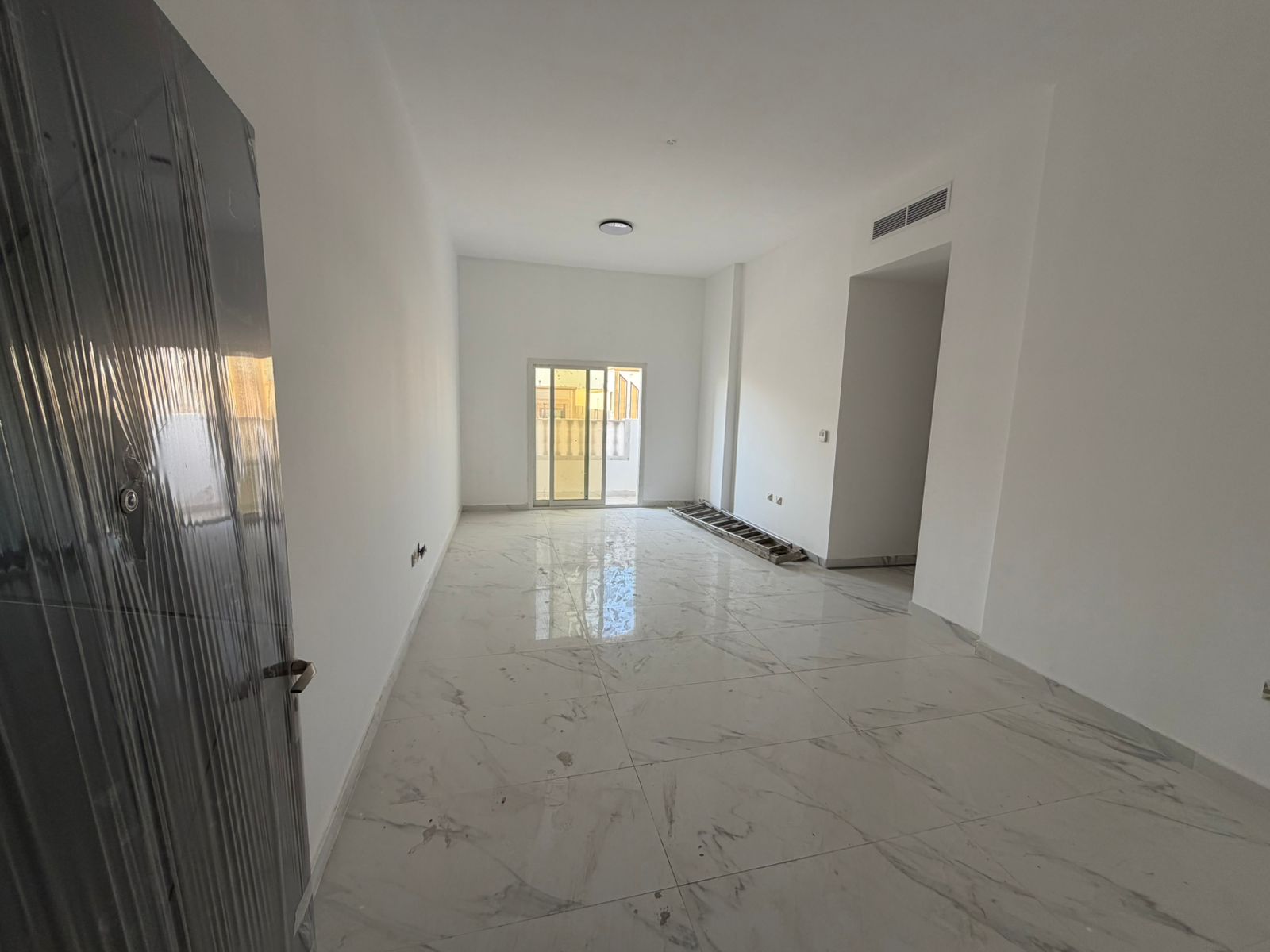 Deux chambres et un séjour, première occupation - chambre parentale - climatisation centrale - location annuelle - logement familial - entretien inclu