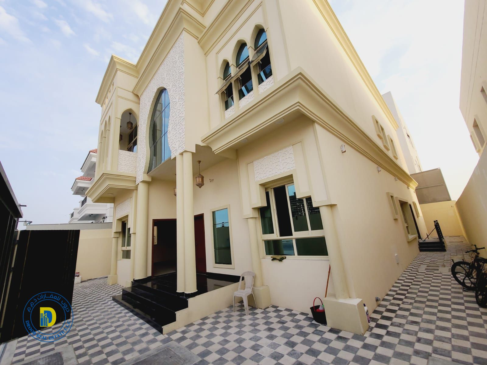 A luxurious villa in Al-Aliya with 7 rooms and a roof terrace, at an attractive price, in a strategic location in one of the city's most prestigious n