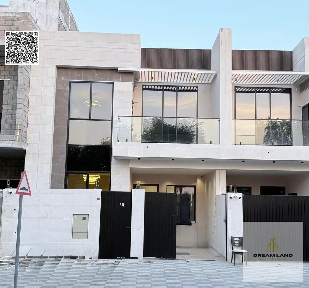 A superb villa, including registration fees, consisting of 4 master bedrooms with built-in wardrobes and a deck, is now for sale in a prestigious area