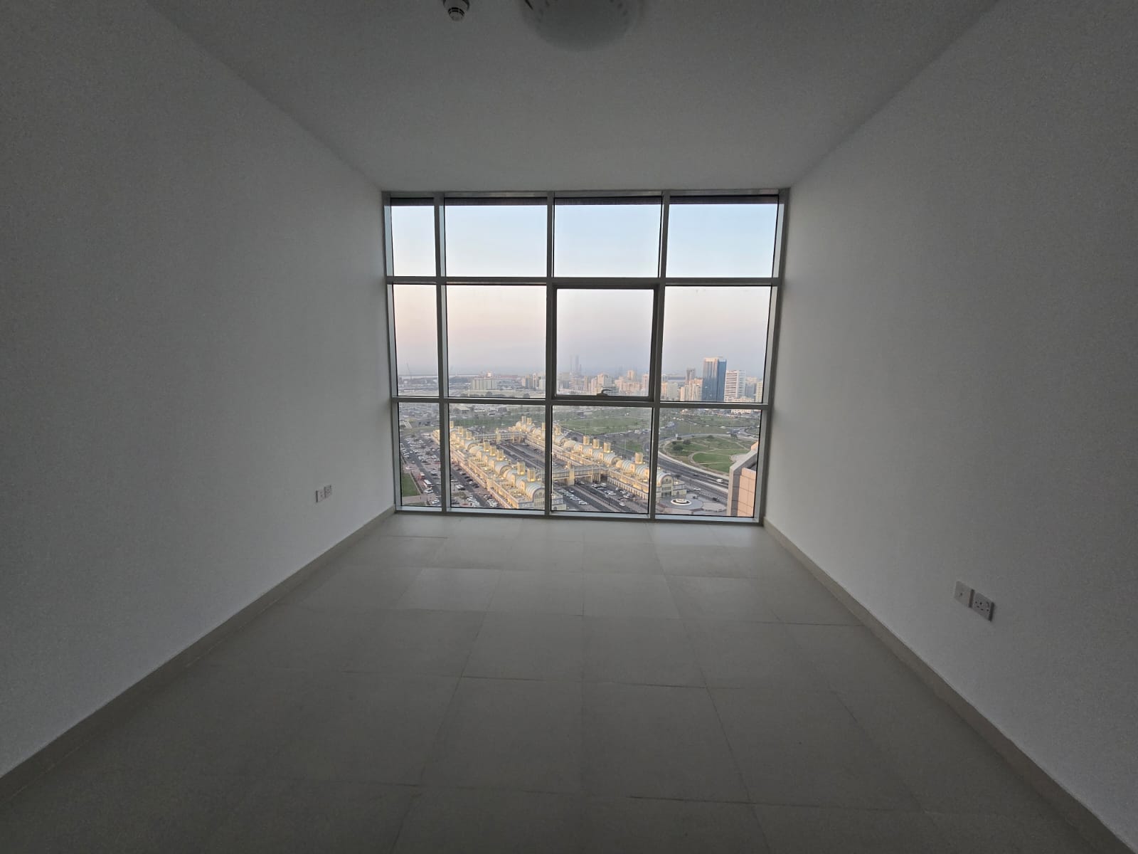 Brand-new two-bedroom apartment with a living room and balcony, two master bedrooms, built-in wardrobes, panoramic sea views from all rooms, free park