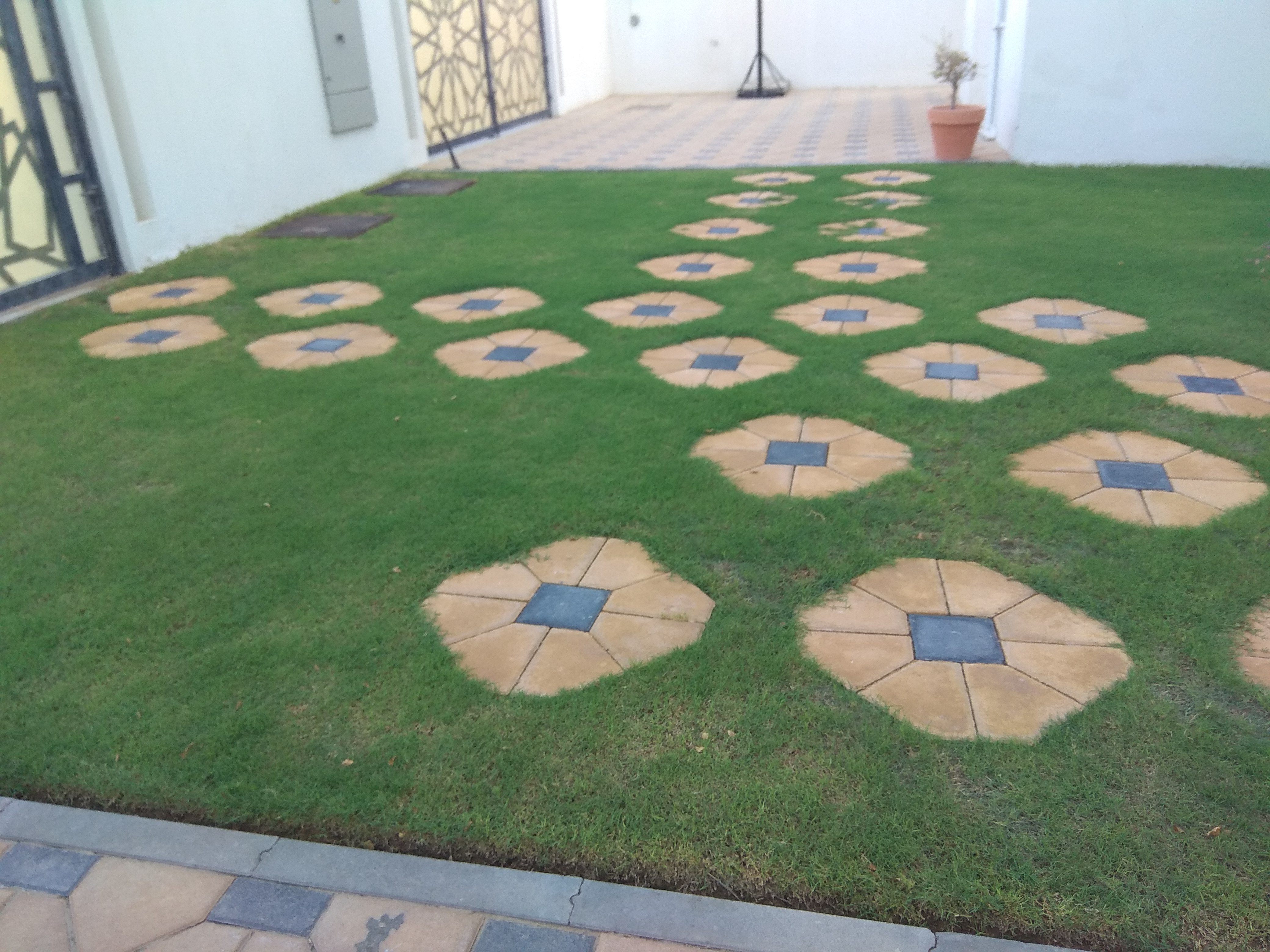 IN BARSHA SOUTH FIRST A GOOD SIZE 6 BED VILLA FOR RENT MODERATE RENOVATION RENT ONLY 500K AED