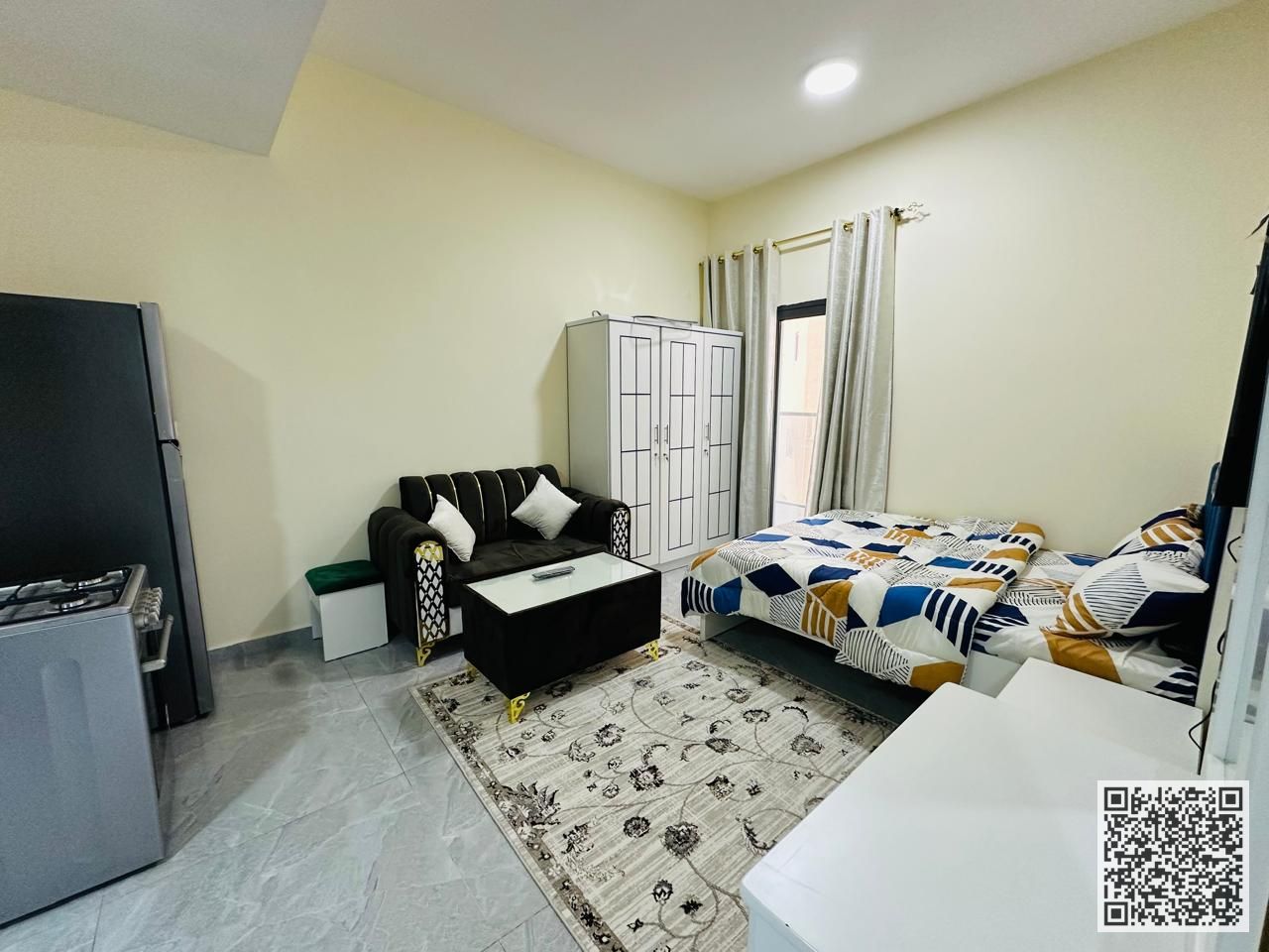 Luxurious fully furnished studio apartment with a balcony and semi-separate kitchen for monthly rent on Ajman Corniche. At a special price!