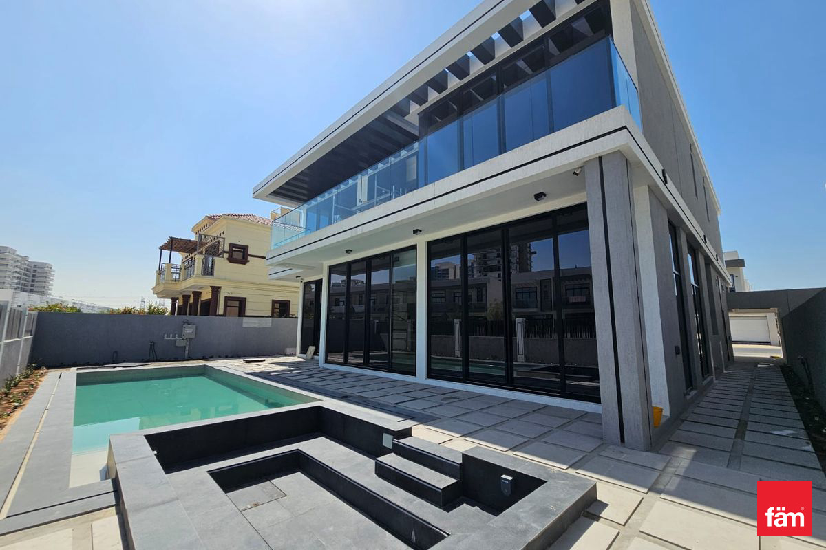 Modern Villa with Nearby Schools and Amenities