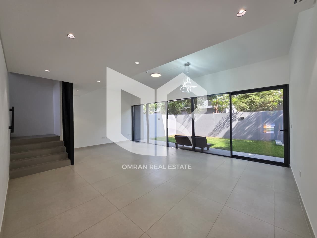 Townhouse with 3 master bedrooms - Prime location - Freehold