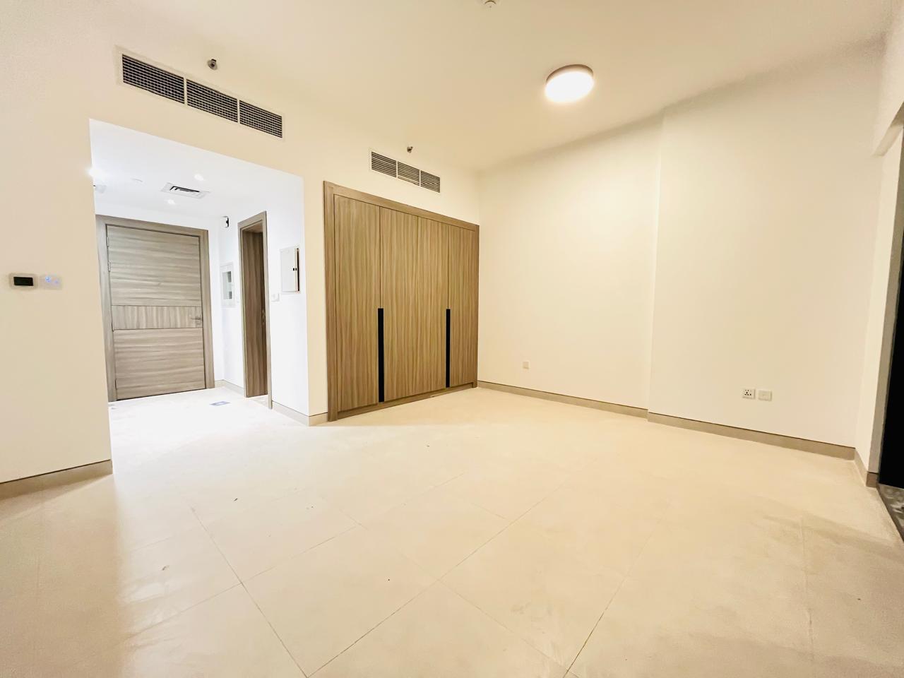 SPACIOUS studio apartment BUILT IN WADROBS WITH 1 BATHROOM GYM POOL PARKING FREE ON PRIME LOCATION CONTACT US NOW