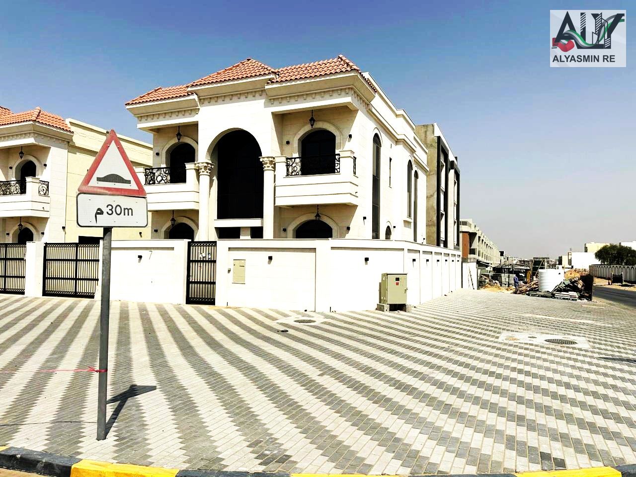 Own a villa, including registration and ownership fees, opposite the mosque, 12-meter setback in front of the villa, 5 rooms with a swimming pool