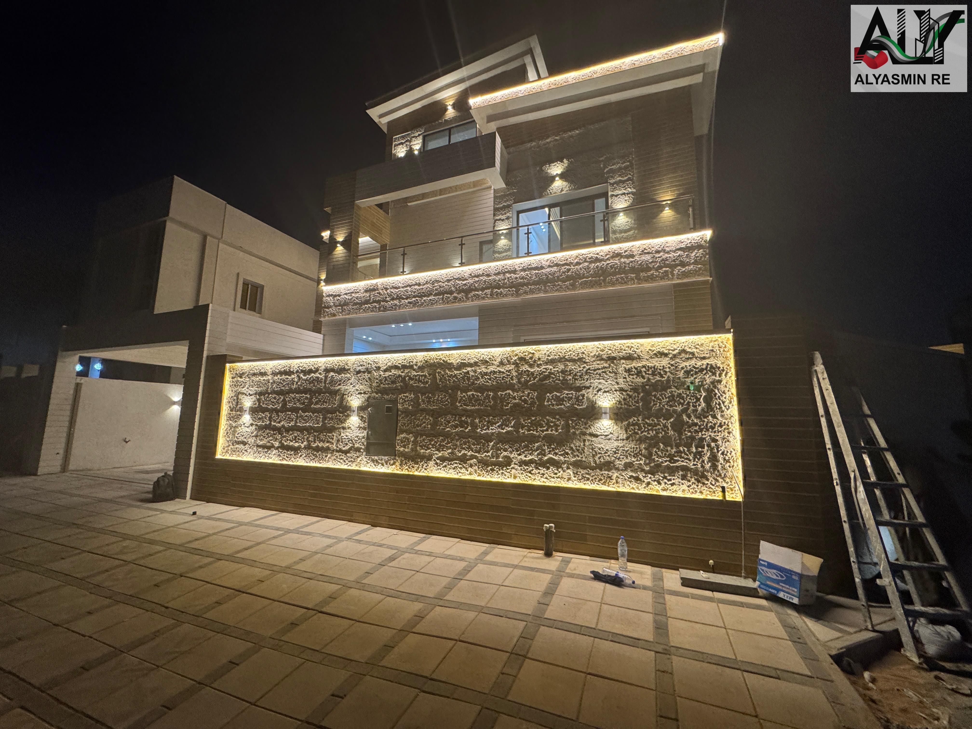 A luxury villa on the corner of two streets in the most prestigious location in Yasmine, 6 master bedrooms and a roof