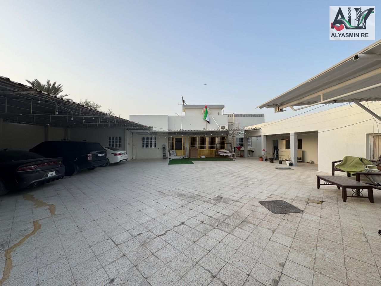 Corner house for sale in Al Murqab. 3 bedrooms, 3 living rooms, a majlis (formal sitting room), and a kitchen. Includes a maid's room, driver's room,