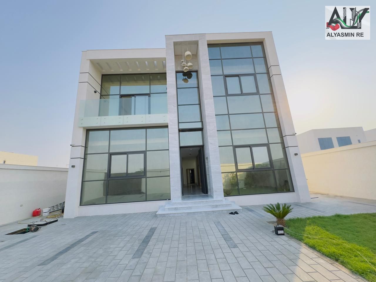For sale: a fully furnished villa in a prime location, including electricity, water, and air conditioning, close to all amenities. Arab and Gulf-owned