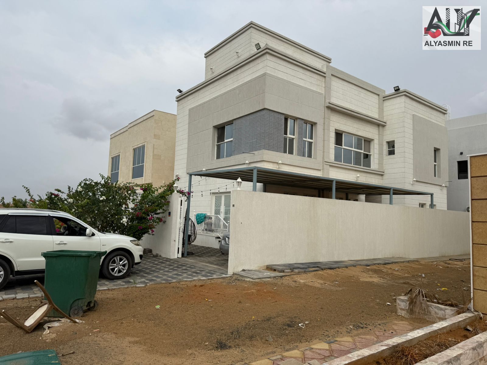 Opportunity to own a villa with an area of 3900 sq ft in Al Yasmin, on a street and alley, including electricity, water and air conditioning, close