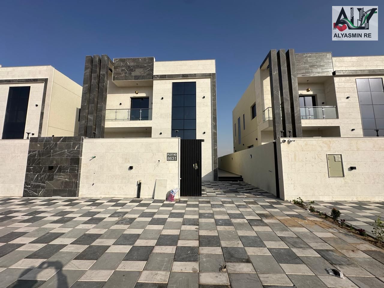 Villa for sale, elegant classic design, super deluxe finishing, at a special price including registration and ownership fees.
