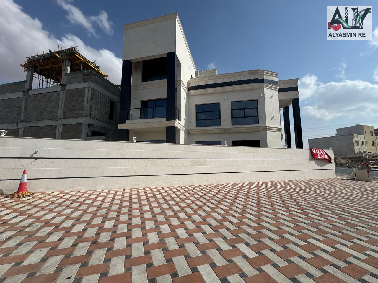 **Strategic location near all services. Price includes everything: registration fees, water, electricity, central air conditioning, corner lot on two