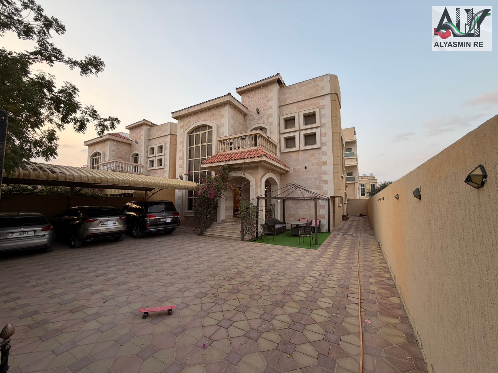 Includes water, electricity, and air conditioning | Opposite the mosque with a stone facade | 5 rooms, a living room, a hall, and a maid's room