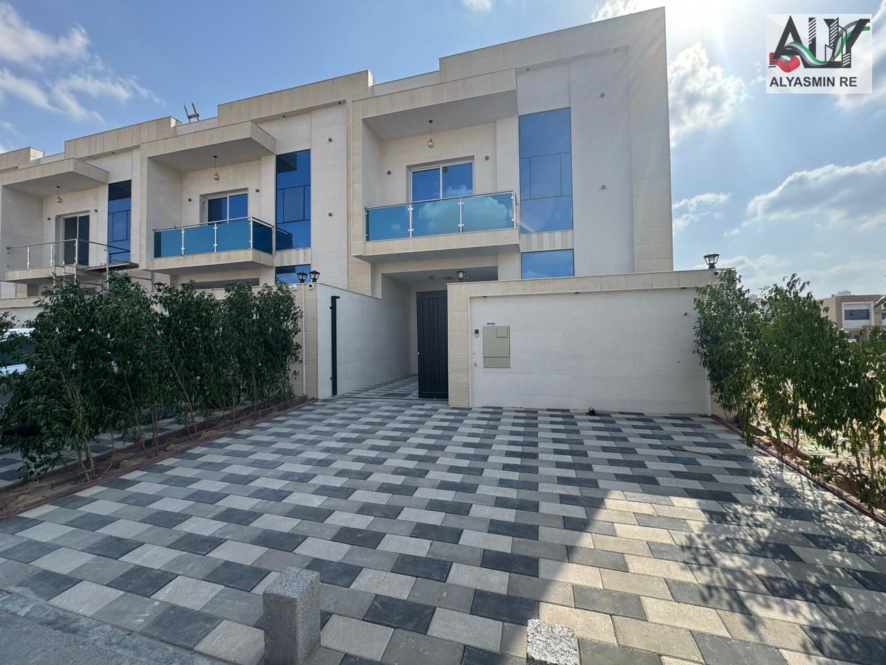 Villa for sale in Ajman, two floors and a roof, at a bargain price including fees. Excellent location. Freehold ownership for life for all nationaliti