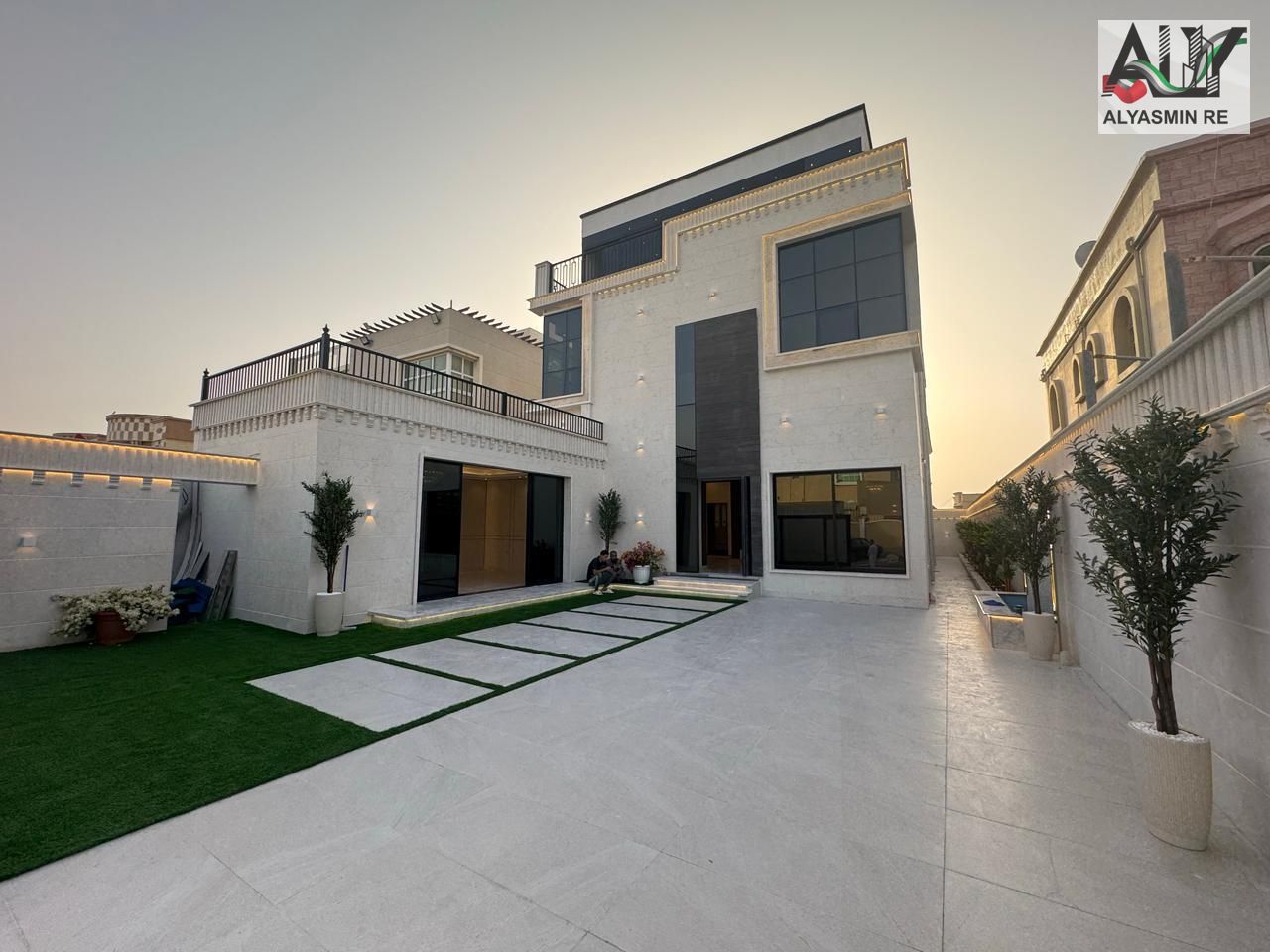 Modern villa located on a main street, no service charges, freehold ownership for all nationalities