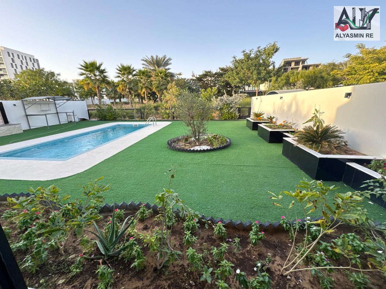Luxury villa in the heart of Al-Zoura city, 4 master bedrooms, area of nearly 4000 feet, swimming pool and garden, price includes all services: elec