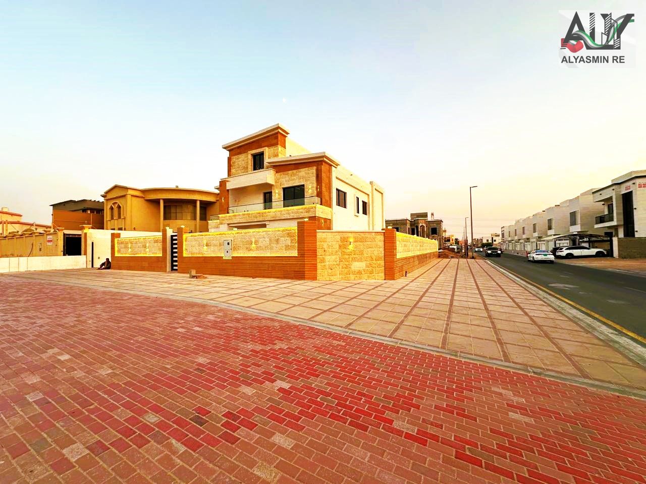 For sale, a corner villa next to Jasmine Garden, area 8000 square feet, ground floor + first floor + roof, 8 master bedrooms with 3 halls and a sittin