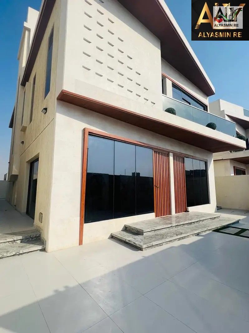 Own a villa, including registration fees, with a land area of 3800 sq ft, one minute from Street 311. The villa has 5 bedrooms (ground floor + first