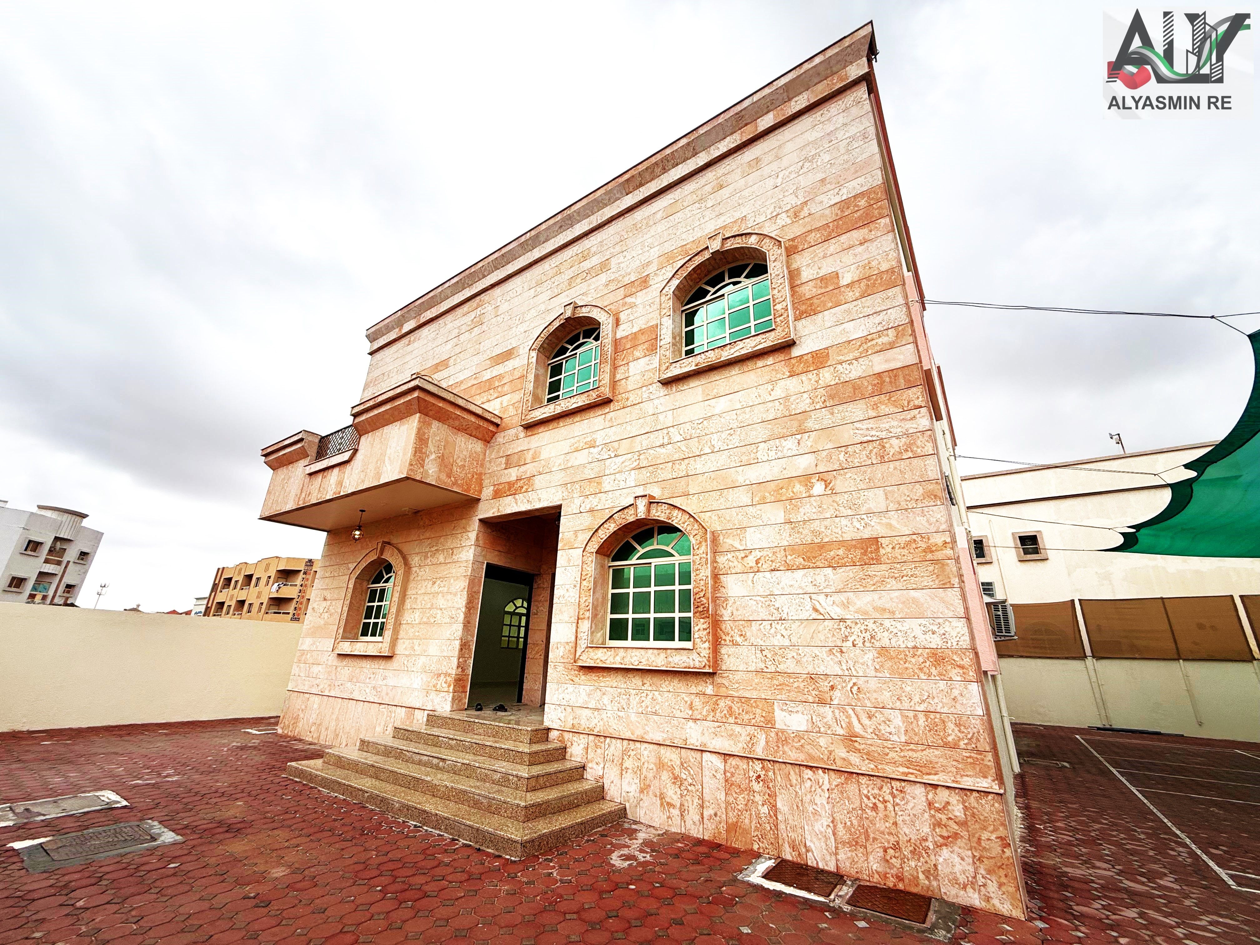 Ready-to-move-in villa for rent, prime location amidst amenities, 5 bedrooms, 6400 sq ft