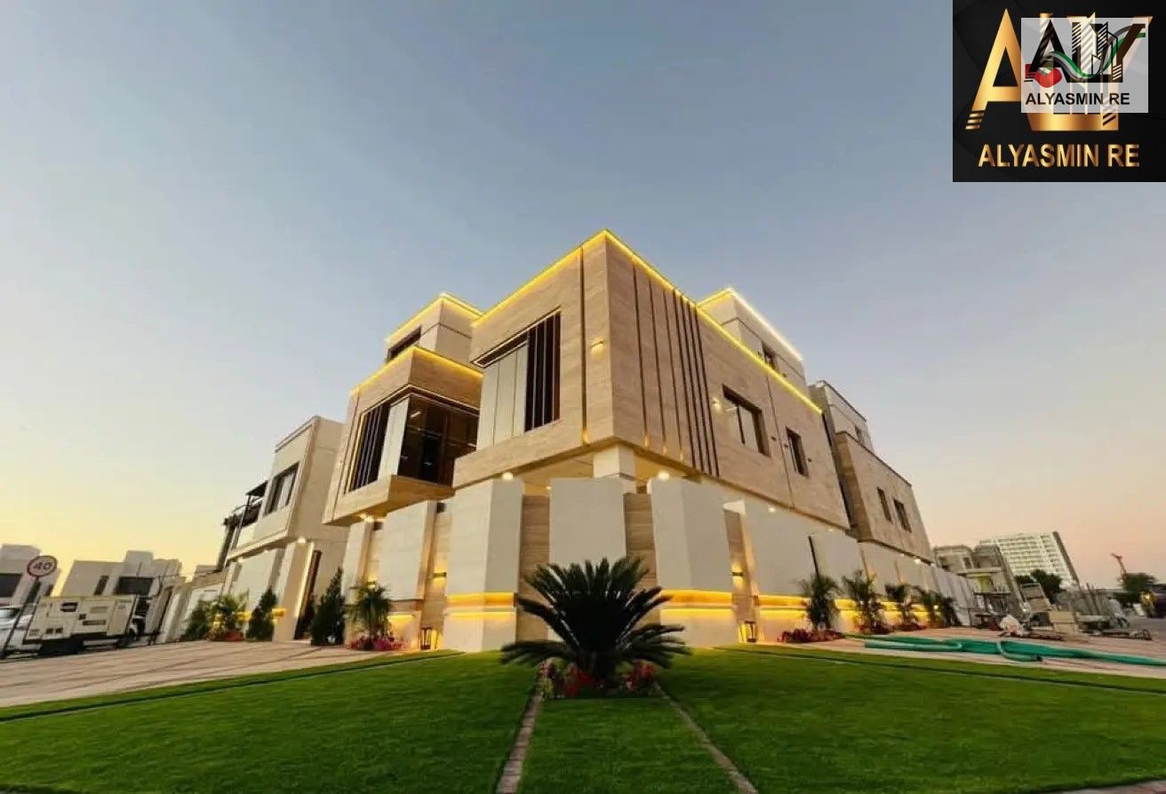 Own a corner villa overlooking the garden with a pool and elevator. Ground floor + first floor + roof. Fees included.