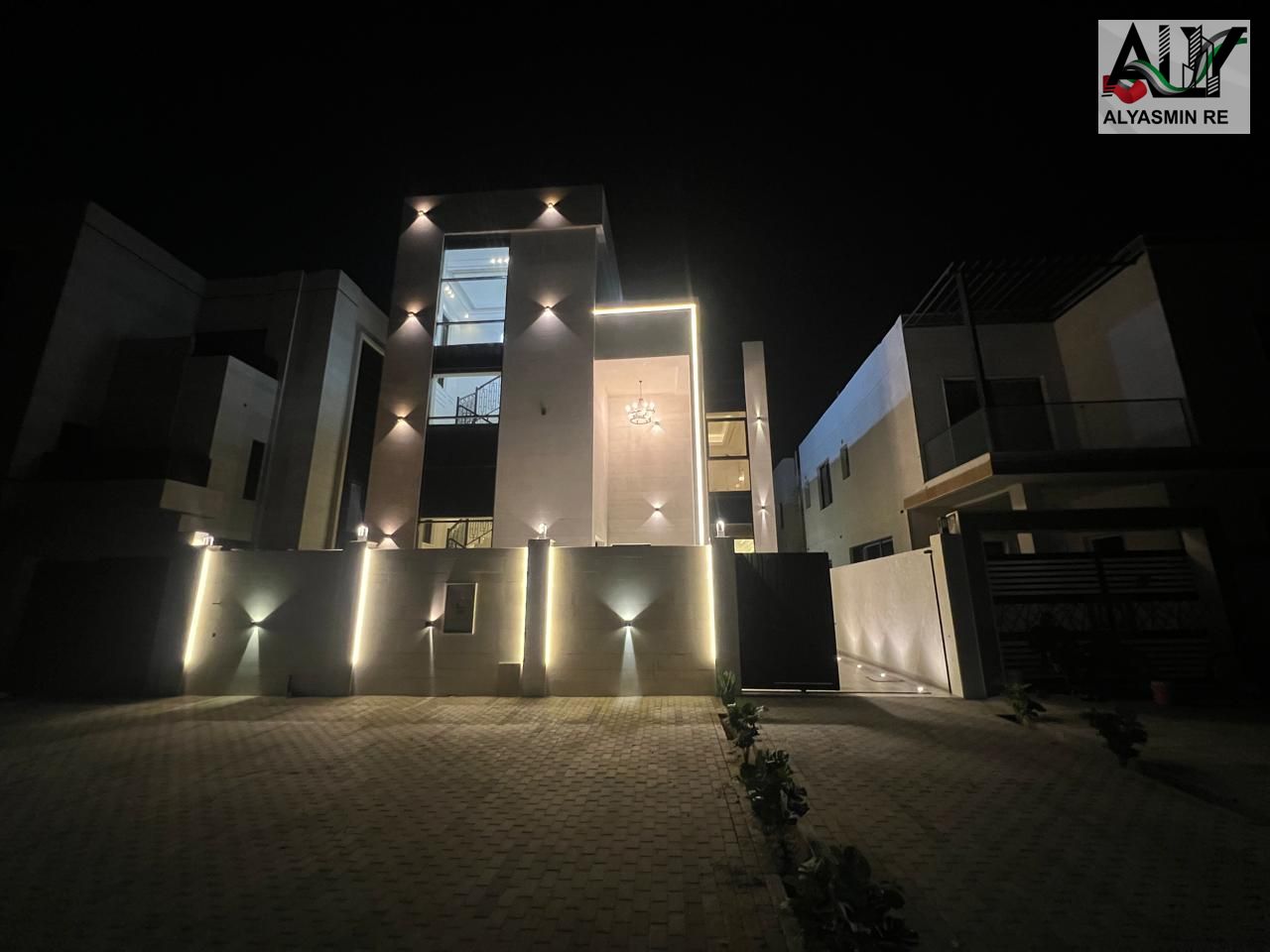 Villa at an excellent price, 5 master bedrooms, ground floor, first floor and roof, classic facade, freehold for all nationalities - including fees