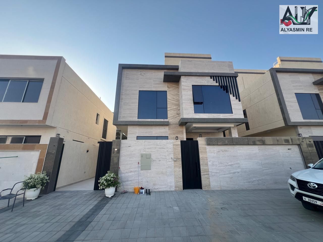 A distinctive villa with 5 master bedrooms and a swimming pool, including registration, ownership and electricity fees.