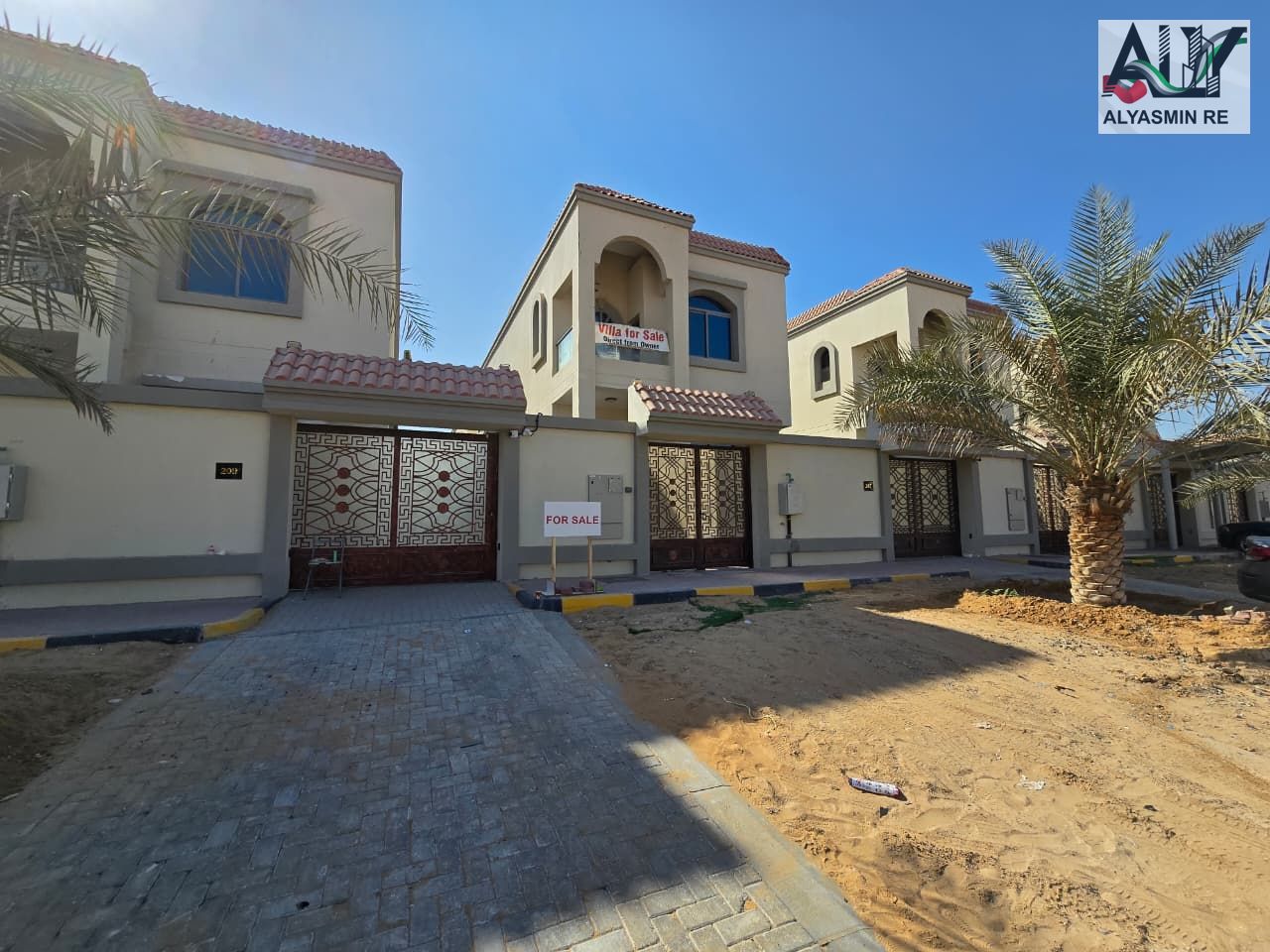 A distinctive 4-bedroom villa at a very attractive price, including registration, electricity, water, and air conditioning.