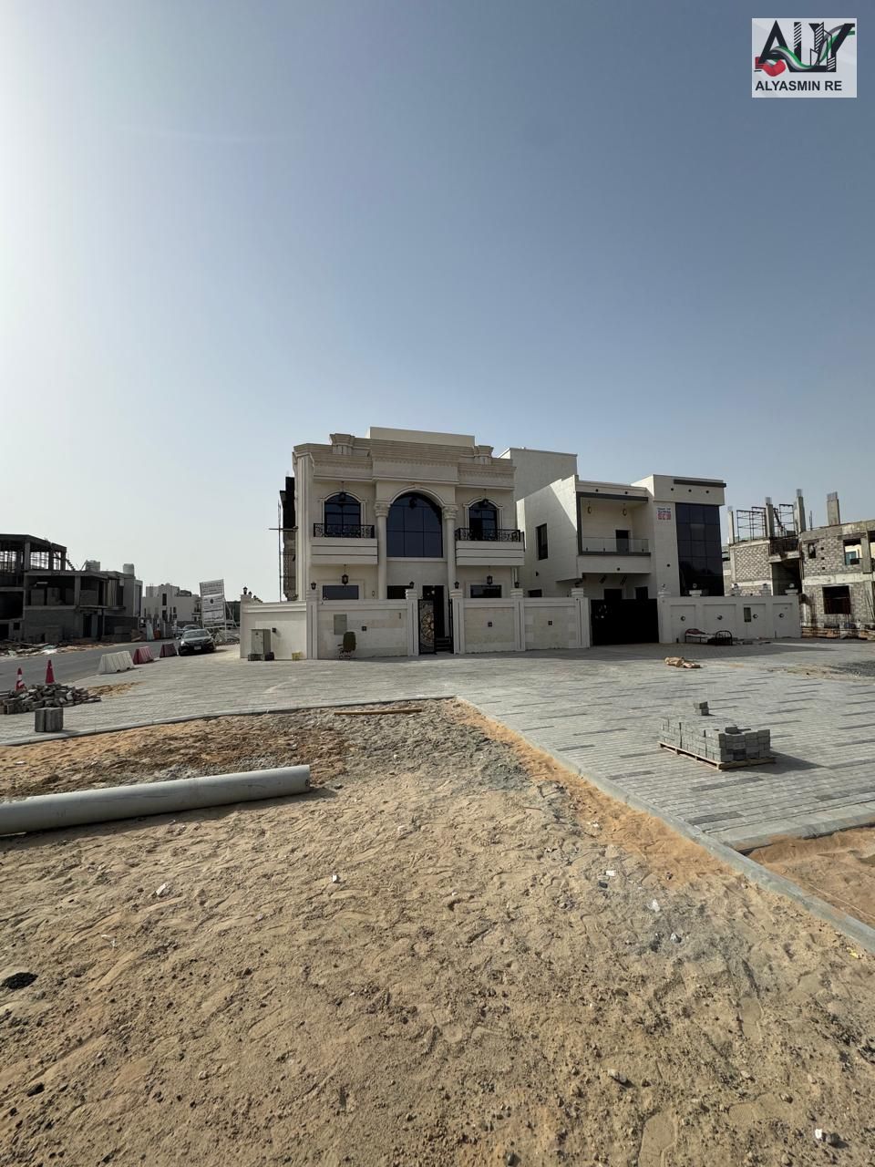 Own a corner villa with a classic design, 20-meter front setback, two floors and a roof, at a price including registration and ownership fees.