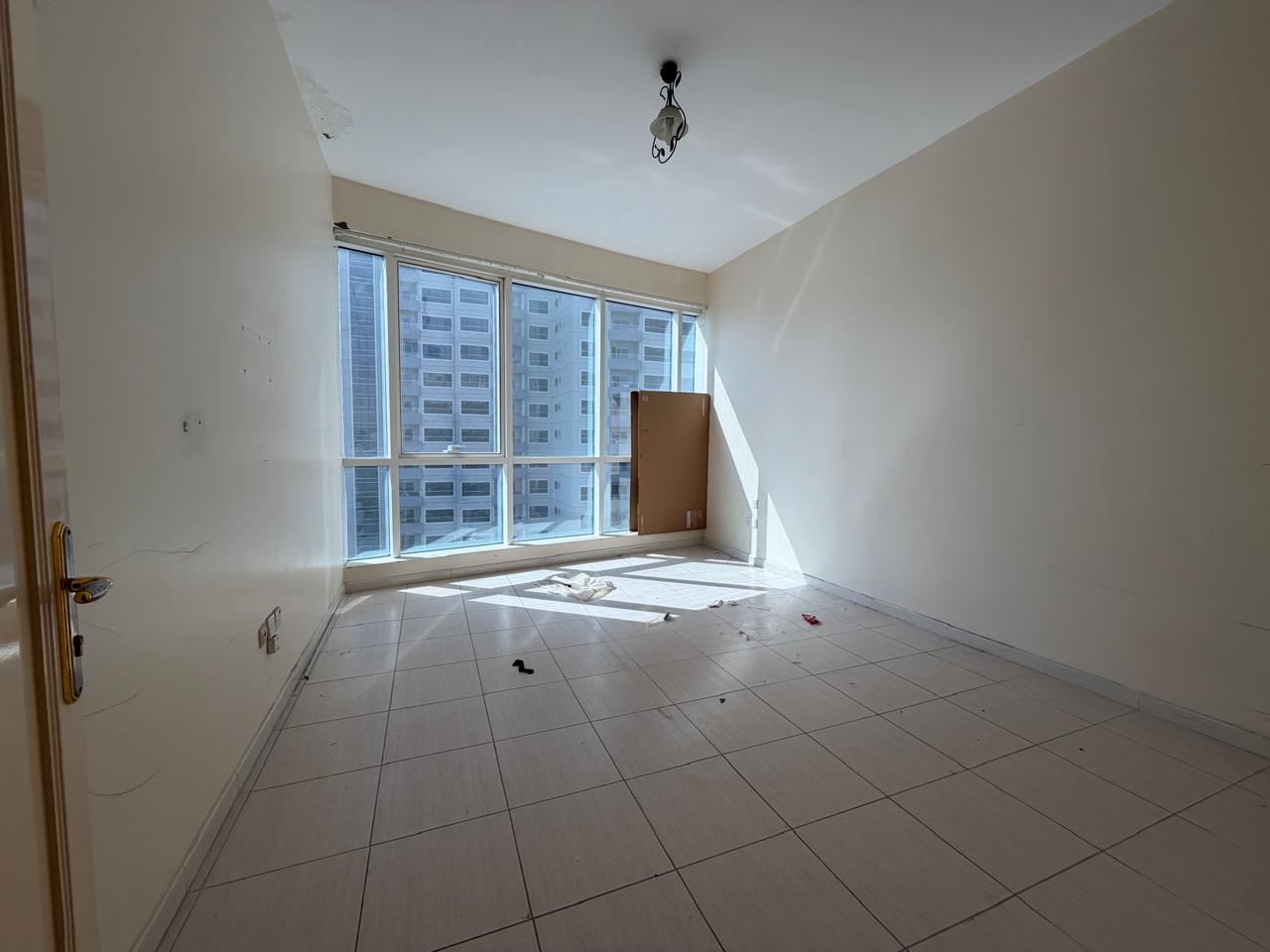 Three rooms and a hall, air conditioning provided by the owner, maid's room, master bedroom